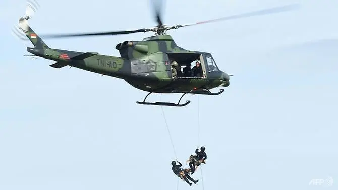 Aksi unjuk kebolehan Kopassus di Jakarta saat parade perpisahan melepas kepergian Menhan AS Jim Mattis ke Vietnam (24/1/2018) (AFP)