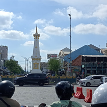 Sejumlah kendaraan melintas di Kawasan Tugu Yogyakarta saat libur Nataru. (Liputan6.com/Kukuh Setyono)