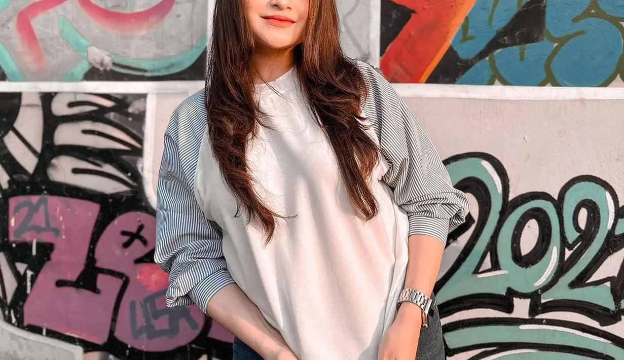 Kali ini diterangi cahaya matahari langsung, Nathalie Holscher tampil lebih kasual. Cantik mengenakan outfit kasual, Nathalie memamerkan kecantikan natural paras bulenya. Foto: Instagram.