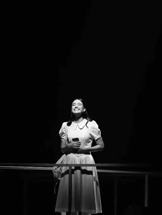 Berperan sebagai Rena, Mawar Eva tak hanya berakting melainkan juga bernyanyi. [@mawarriess]