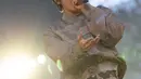Kenakan atasan yang sama, J-Hope tampilkan persona beda dengan celana panjang wol krem ​​berlipit. [Louis Vuitton]