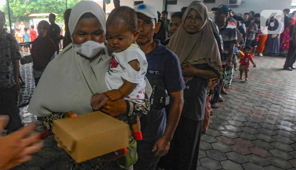 Pembagian makanan berlangsung tertib. (merdeka.com/Arie Basuki)