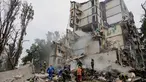 Tim penyelamat membersihkan puing-puing saat bekerja di lokasi bangunan tempat tinggal yang hancur akibat serangan udara Rusia di Kyiv pada 31 Juli 2025. (Tetiana DZHAFAROVA/AFP)