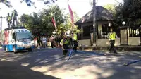 OLAH TKP: Sejumlah anggota dari Ditlantas Polda Jateng tengah melakukan olah TKP kasus tabrak lari yang menewaskan Eko Prasetio, Jumat (24/8). (Ari Purnomo/JawaPos.com)