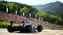 Lewis Hamliton kembali menempati urutan ketiga di Formula 1 GP Austria. Padahal, sang pebalap harus mengawali lomba dari posisi kesepuluh. Namun, ia berhasil finis di belakang Max Verstappen dan Charles Leclerc. (AFP/Jure Makovec)