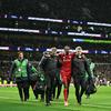 Penyerang Liverpool, Alexander Isak, mengalami cedera saat timnya menang 2-1 atas Tottenham Hotspur pada laga pekan ke-17 Premier League di Tottenham Hotspur Stadium, Minggu (21/12/2025) dini hari WIB. (AFP/Justin Tallis)