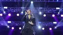 Tampak dalam foto, penyanyi, Raisa, saat tampil pada hari kedua gelaran KapanLagi Buka Bareng (KLBB) Festival 2026 di Stadion Madya, Kompleks Gelora Bung Karno, Senayan, Jakarta, Minggu 1 Maret 2026. (Bola.com/Bagaskara Lazuardi)