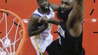 Aksi pemain Houston Rockets, James Harden melakukan dunks saat melawan Golden State Warriors pada gim kelima final NBA basketball Wilayah Barat di Toyota Center, Houston, (24/5/2018). Houston menang 98-94. (AP/David J. Phillip)
