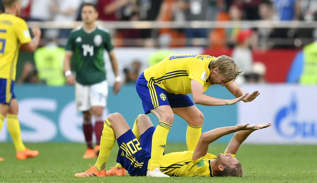 Ekspresi bahagia dua pemain Swedia, Emil Forsberg dan Ola Toivonen usai timnya mengalahkan Meksiko pada laga grup F Piala Dunia 2018 di Yekaterinburg Arena, Yekaterinburg, Rusia, (27/6/2018).  Swedia menang telak 3-0 atas Meksiko. (AP/Martin Meissner)