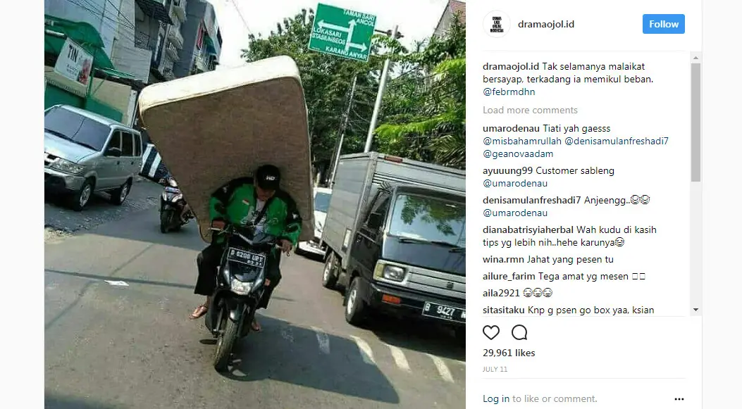 Potret perjuangan driver ojek online mengangkut kasur (Sumber: Instagram/ @dramaojol.id).