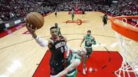 Pebasket Houston Rockets, Russell Westbrook, berusaha memasukkan bola saat melawan Boston Celtics pada laga NBA Rabu (12/2/2020). Houston Rockets menang 116-105 atas Boston Celtics. (AP/David J. Phillip)