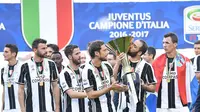 Para pemain Juventus merayakan gelar Scudetto yang ke-33 usai mengalahkan Crotone pada laga Serie A di Stadion Juventus, Turin, Minggu (21/5/2017). (EPA/Alessandro Di Marco)
