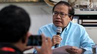 Ekonom senior Rizal Ramli menyampaikan kritikan kepada Capres Nomor Urut 01 mengenai pidatonya kemarin di Tebet, Jakarta, Senin (25/2). Rizal menyebut pidato Jokowi kurang jujur karena tak mengakui kegagalan pemerintahannya. (Liputan6.com/Johan Tallo)