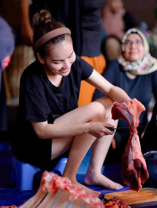 Seperti diketahui, bukan kali ini saja Ayu Ting Ting terjun langsung bantu potong daging sapi, tapi saat kurban ia ikut terjun langsung untuk membantu. [Instagram/ayutingting92]