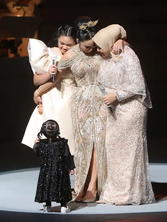 Penyanyi yang juga anggota DPR itu mengatakan bahwa bisa saja konser ini menjadi perekat cinta antara ia dan orang-orang disekitarnya. [Foto; Bambang E Ros/Fimela.com]