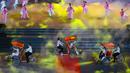 Parade becak memulai upacara penutupan SEA Games 2021 pada pukul delapan malam itu berlangsung di Hanoi Athletics Palace, Hanoi, Senin (23/5/2022). (AFP/Tang Chhin Sothy)