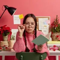 Di tengah tuntutan pekerjaan yang semakin tinggi, lembur sering kali dianggap sebagai solusi instan untuk mengejar target. Padahal, bekerja melebihi jam kerja justru dapat menurunkan kualitas hasil, memicu kelelahan mental, dan mengganggu keseimbangan kehidupan pribadi. (foto/dok: freepik/wayhomestudio)