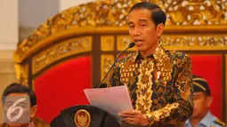 Presiden Jokowi memberikan paparan saat memimpin Sidang Kabinet Paripuna di Istana, Jakarta, Rabu (2/1). Jokowi meminta seluruh jajaran kementerian dan lembaga fokus dalam pencapaian program prioritas pemerintah. (Liputan6.com/Angga Yuniar)