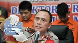 Kapolda Metro Jaya, Irjen Pol M Iriawan menunjukkan barang bukti saat rilis pengungkapan tindak pidana narkotika di Polda Metro, Jakarta, Senin (6/3). (Liputan6.com/Yoppy Renato)