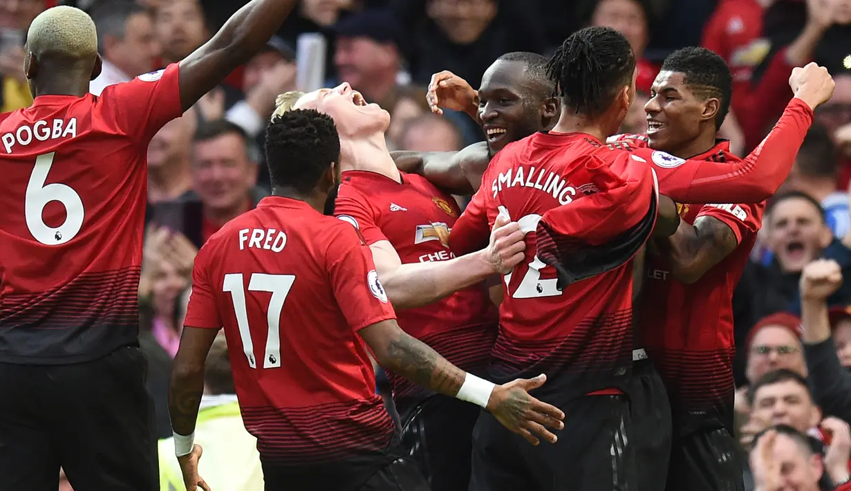 Para pemain Manchester United merayakan gol yang dicetak Romelu Lukaku ke gawang Southampton pada laga Premier League di Stadion Old Trafford, Manchester, Sabtu (2/3). MU menang 3-2 atas Southampton. (AFP/Oli Scarff)