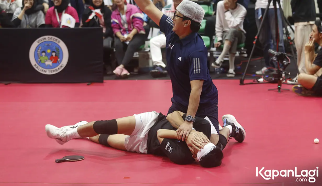 Setelah menyingkirkan Andre Taulany, Desta melaju ke babak final. Pria tiga orang anak itu harus melawan Ariel Noah. Ia pun berhasil menang dan menjadi juara dalam pertandingan bertajuk Meresmilah VDKaTe. [Foto: KapanLagi.com®/Bayu Herdianto]