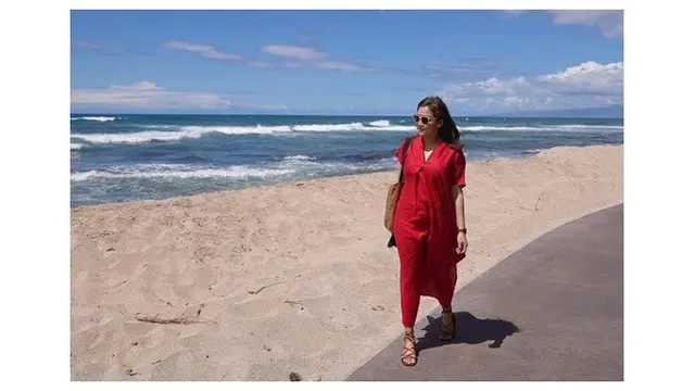 6 Gaya Maia Estianty saat Liburan di Pantai, Tetap Stylish