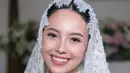 Untuk melengkapi penampilannya, wajah Anggika tampak dipulas dengan makeup fresh dalam rona pink. Sementara rambutnya ditata bergaya sleek updo yang clean. [@anggikabolsterli].