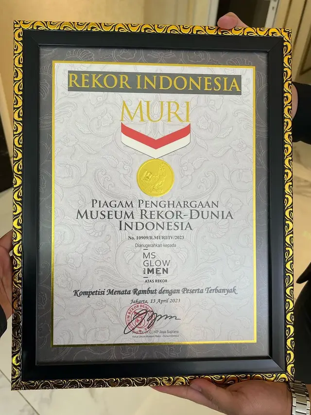 Kompetisi Barber Battle Indonesia Season 2 meraih penghargaan Museum Rekor-Dunia Indonesia untuk Kompetisi Menata Rambut dengan Peserta Terbanyak. (Foto: Dok. Tim Barber Battle Indonesia)