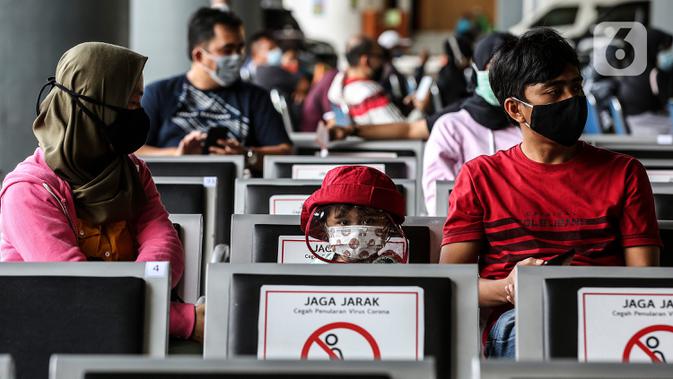 Calon penumpang  kereta menunggu untuk mengikuti rapid test antigen di Stasiun Gambir, Jakarta, Rabu (23/12/2020). Penumpang diharuskan untuk menunjukkan hasil rapid test antigen atau tes PCR yang negatif selambat-lambatnya 3 hari sebelum tanggal keberangkatan.  (Liputan6.com/Johan Tallo)