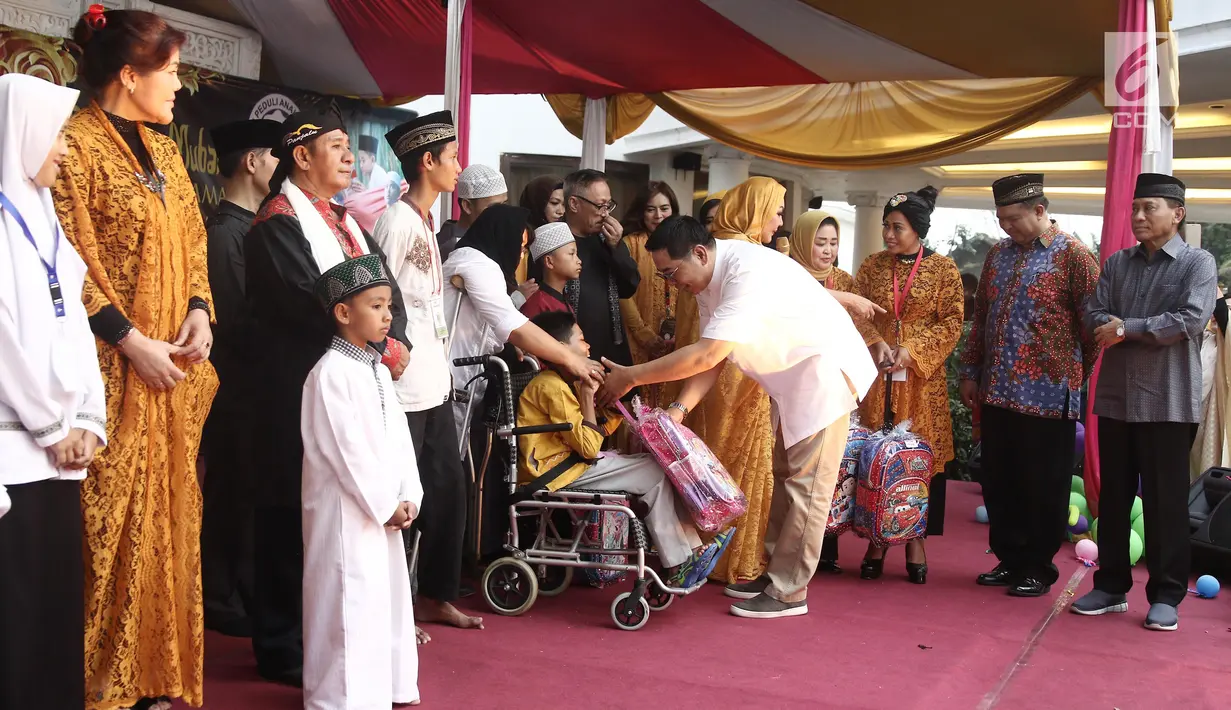 Corporate Secretary Gilang Iskandar memberikan bingkisan kepada anak yatim piatu yang berprestasi pada ramadan mubarak buka puasa bersama 1000 anak yatim dhuafa dan disabilitas di Gunung Putri, Bogor, Sabtu, (02/6). (Liputan6.com/Herman Zakharia)