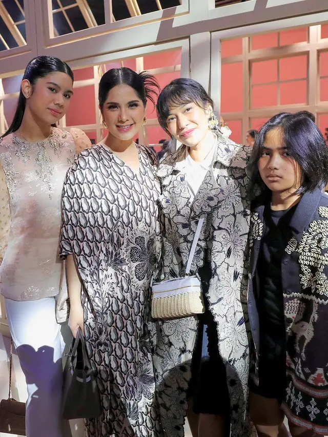 Bak Kakak-Adik, 6 Gaya Annisa Pohan Hadiri Acara Fashion Show Bareng Sang Putri Almira Tunggadewi Yudhoyono yang Sudah Remaja