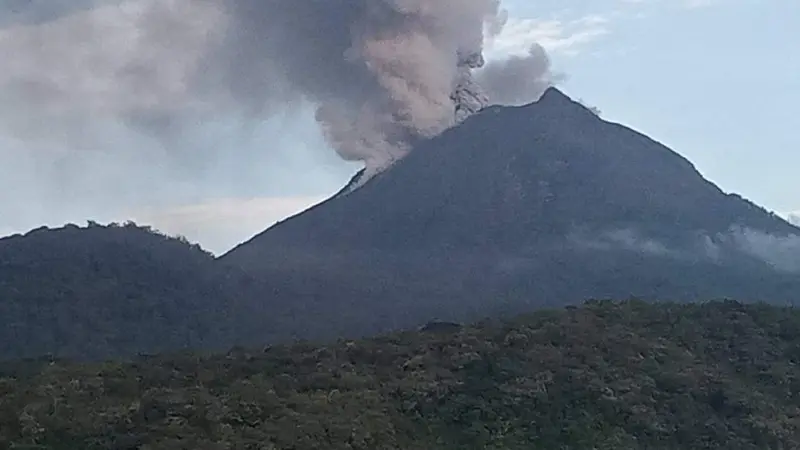 Gunung Lewotobi di kecamatan Wulanggitang, kabupaten Flores Timur, Nusa Tenggara Timur (NTT)