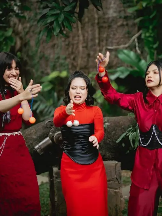 Seru jalani press gathering bersama, ketiganya pun sempat main latto latto bareng, semua mainan yang saat ini tengah viral di masyarakat dan banyak dimainkan oleh anak kecil. Kocaknya ketiganya pun ternyata cukup kesulitan untuk membenturkan dua bola plastik tersebut. (Liputan6.com/IG/@sarafajira)