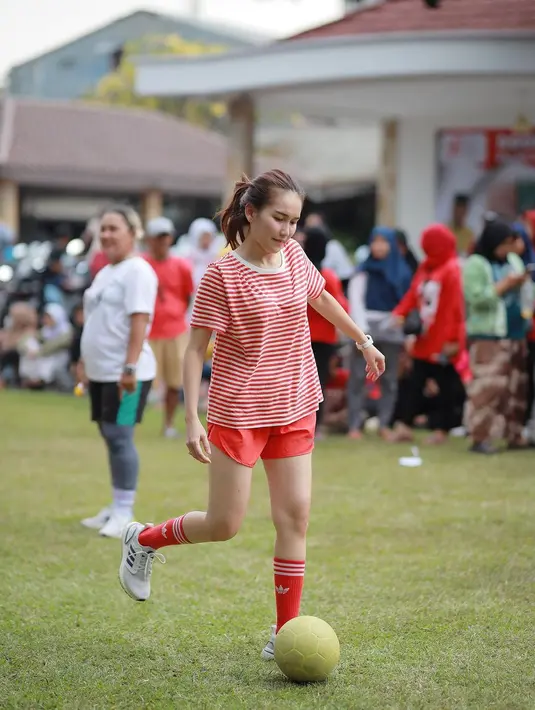 Dalam video singkat, Ayu tampak bermain bersama tim ibu-ibu tetangga rumahnya. Meski sebagai artis papan atas,  Ayu Ting Ting tetap merakyat dengan tetangga. [Instagram/ayutingting92]