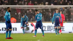 Pemain Arsenal, Henrikh Mkhitaryan (tengah) tertunduk lesu setelah Swansea City mencetak gol ketiga dalam laga pekan ke-25 Premier League 2017-2018 di Liberty Stadium, Selasa (30/1). Arsenal dipaksa menyerah Swansea City 1-3. (Nick Potts/PA via AP)