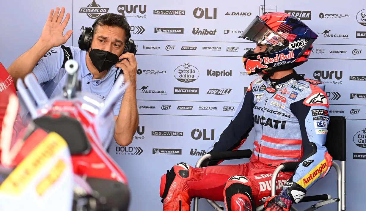 Pembalap Gresini Racing MotoGP asal Spanyol, Marc Marquez (kanan) bersiap sebelum sesi latihan bebas balapan MotoGP 2024 di Sirkuit Internasional Pertamina Mandalika, Lombok, Nusa Tenggara Barat, Jumat 27 September 2024. (SONNY TUMBELAKA/AFP)
