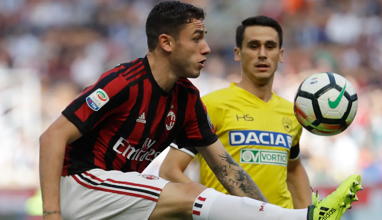 Bek AC Milan, Davide Calabria berusaha mengontrol bola dari kawalan pemain Udinese, Kevin Lasagna saat bertanding pada lanjutan Liga Serie A Italia di stadion San Siro, Milan, (17/9). AC Milan menang atas Udinese 2-1. (AP Photo/Luca Bruno)