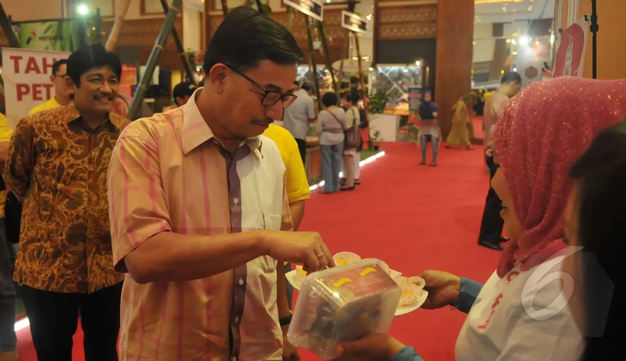 Menteri Agraria dan Tata Ruang Ferry Mursyidan Baldan mencicipi hasil olahan salah satu peserta pameran saat meninjau Agrinex Expo ke-9 di JCC, Jakarta, Sabtu (21/3/2015). (Liputan6.com/Johan Tallo)