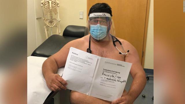 Seorang dokter di Jerman mengunggah foto tanpa pakaian dengan maksud protes atas kurangnya APD dalam menangani pasien Virus Corona COVID-19.