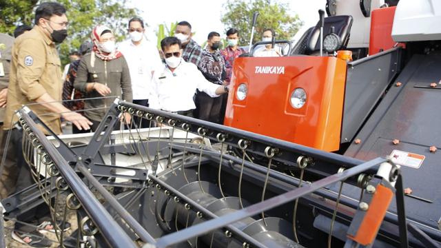 Mentan SYL Serahkan Bantuan Alsintan di Indramayu