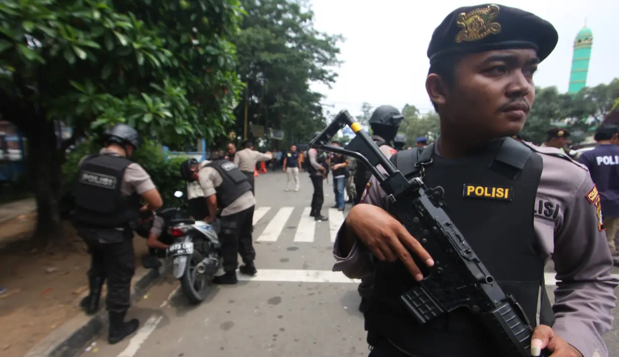 Para petugas menjaga ketat TKP terjadinya teror di Cikokol, Tangerang, Banten, Kamis (20/10). Petugas kepolisian berhasil menemukan barang yang diduga bom pipa serta senjata tajam. (Liputan6.com/Stringer)