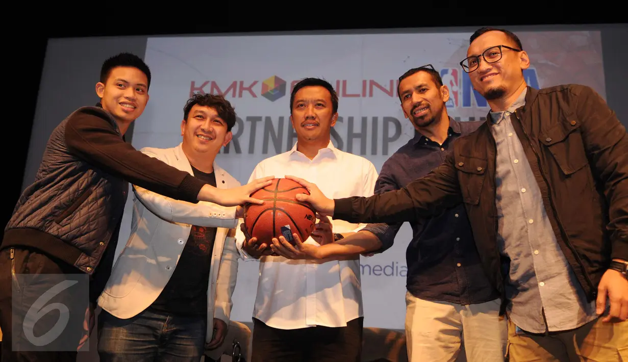 Menpora Imam Nahrawi (tengah) saat menghadiri acara peresmian kerja sama KMK Online dengan NBA di XX1 Lounge Plaza Senayan, Rabu (3/5). Konten-kontek ekslusif NBA termasuk siaran langsung akan bisa dinikmati secara gratis. (Liputan6.com/Gempur M Surya)