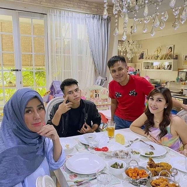 6 Potret Kebersamaan Amy Qanita dan Dimas 'Kembaran' Raffi Ahmad, Bak Ibu Kandung