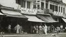 Di zaman penjajahan Jepang (1942) hingga tahun 1950an, kawasan sekitar Pasar Senen menjadi tempat favorit berkumpulnya para seniman dari era pujangga baru. Mereka dijuluki Seniman Senen. (wikimedia.org)