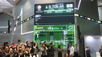 Presiden Direktur Superbank, Tigor M. Siahaan mengatakan bahwa pencatatan saham di IDX membuka babak baru dalam perjalanan PT Super Bank Indonesia Tbk (IDX: SUPA; “Superbank”). Tampak dalam foto, layar monitor menampilkan pencatatan perdana saham PT Super Bank Indonesia Tbk (SUPA) di Bursa Efek Indonesia (BEI), Rabu (17/12/2025). (Kapanlagi.com/Budy Santoso)