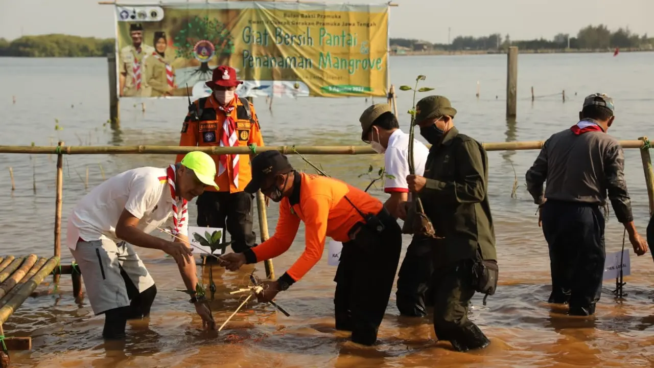 Gubernur Jawa Tengah saat menghadiri acara penanaman bibit Mangrove di Pantai Mangunharjo Mangkang, Kota Semarang.