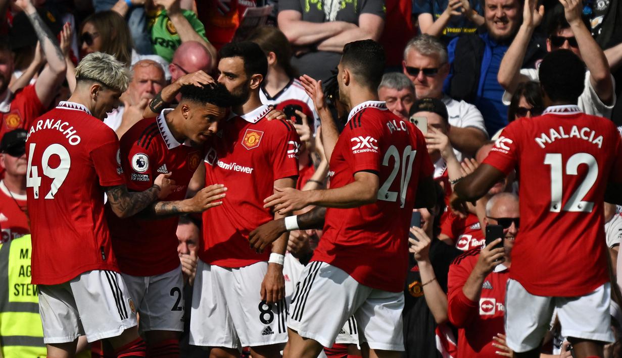 Selebrasi gelandang Manchester United, Jadon Sancho (kedua kiri) setelah mencetak gol penyeimbang 1-1 ke gawang Fulham pada laga pekan terakhir Liga Inggris 2022/2023 di Old Trafford Stadium, Manchester (28/5/2023). (AFP/Paul Ellis)