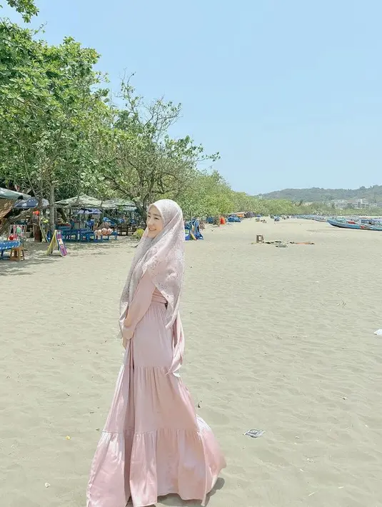 Lalu Larissa juga tampil elegan dengan mengenakan gamis ruffle warna pink.  [@larissachou]