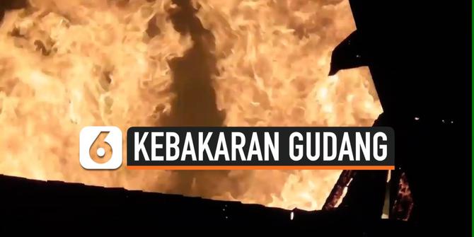 VIDEO: Kebakaran Gudang, Petugas Kesulitan karena Gudang Terkunci