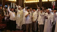Ketum Partai Gerindra Prabowo Subianto bersama sejumlah ulama dalam konferensi pers di Hambalang, Jawa Barat, Sabtu (9/12). Gerindra resmi mengusung Mayjend (Purn) Sudrajat sebagai Calon Gubernur Jawa Barat pada Pilkada 2018. (Liputan6.com/Faizal Fanani)